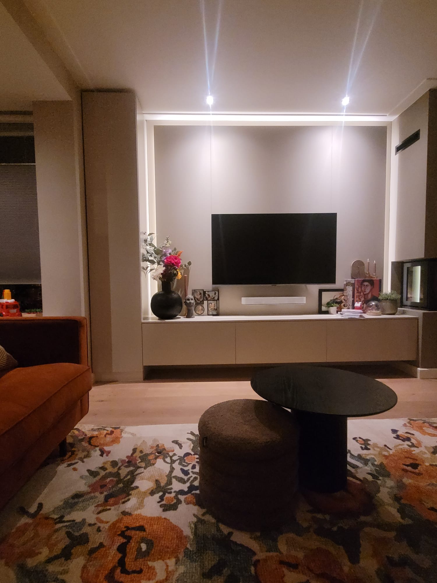 Kastenwand met sfeerverlichting in de avond