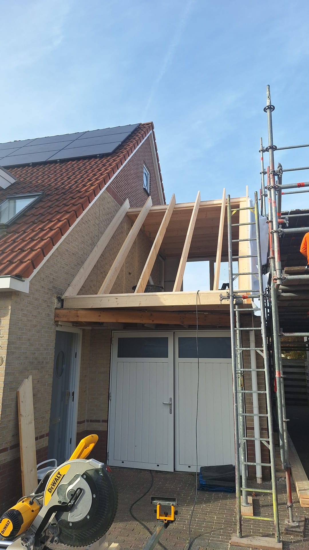Houten kapconstructie van de dakopbouw
