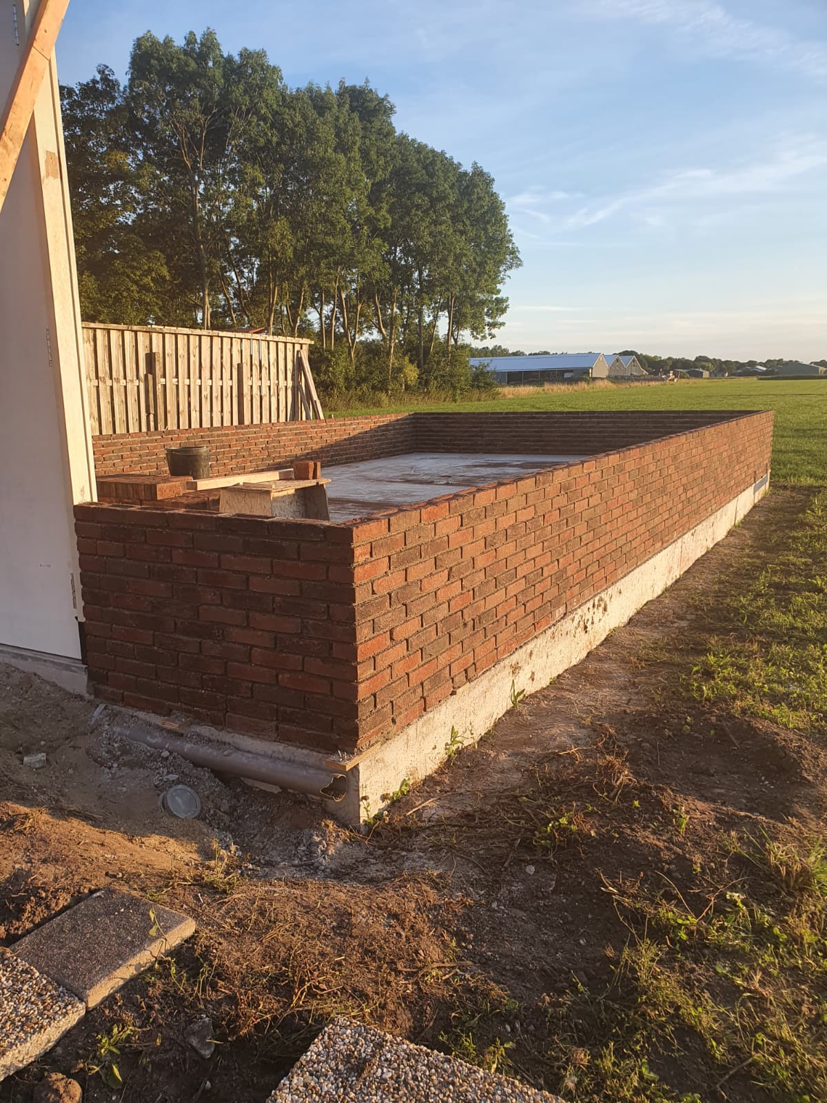 Gemetselde bakstenen voet tijdens de bouw