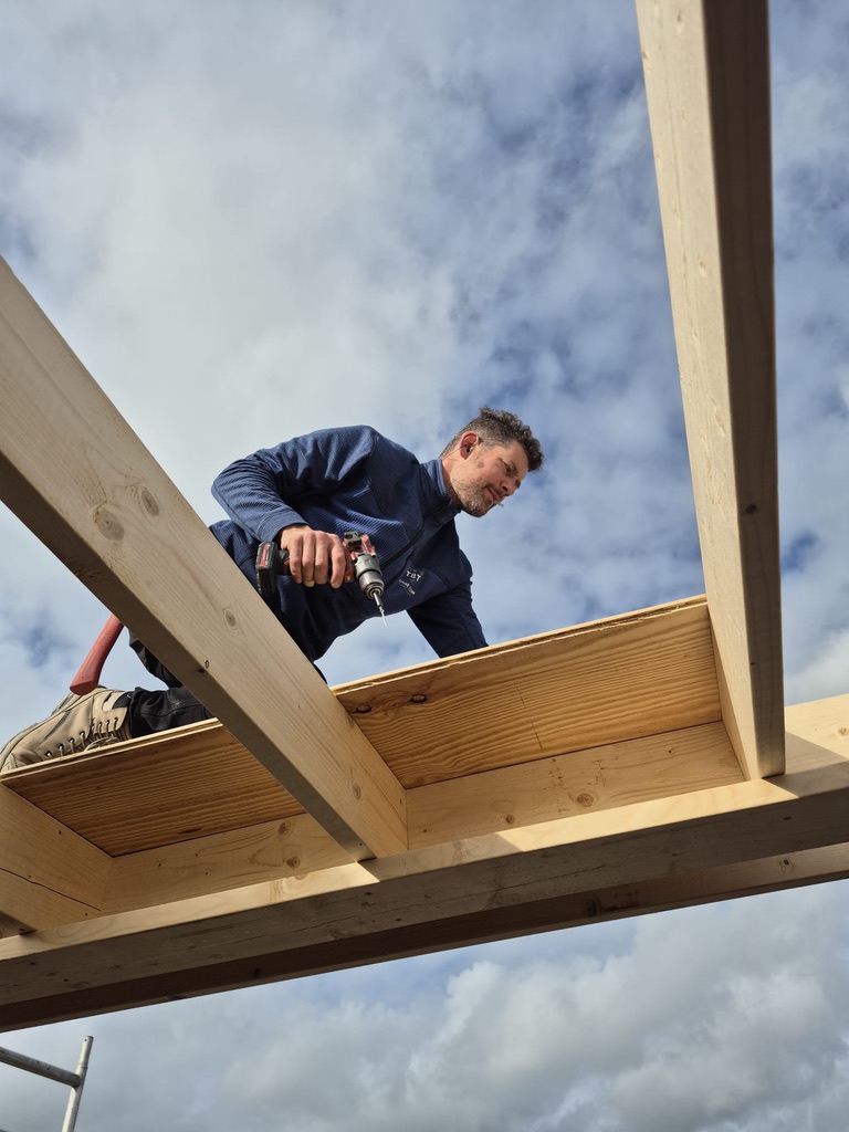 Toine Blom aan het werk op een dakconstructie